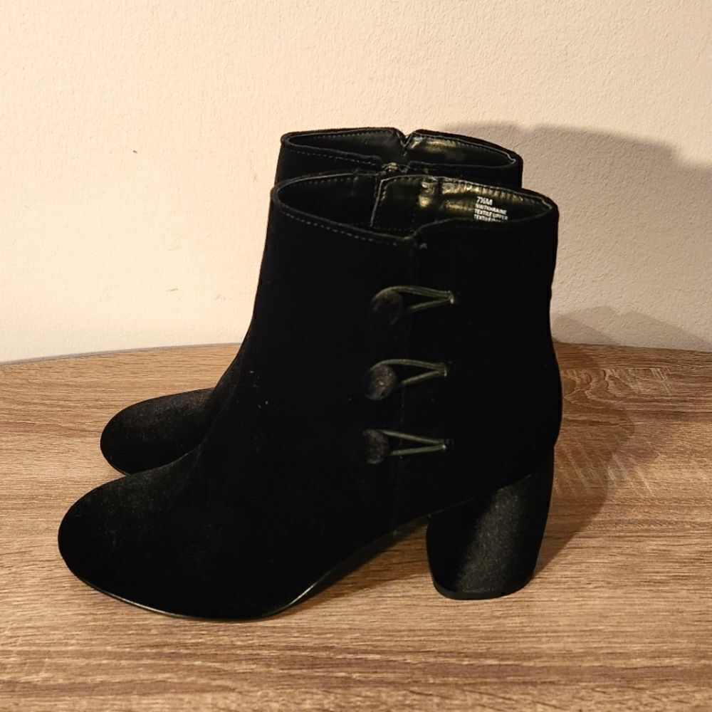 NINE WEST WOMEN'S ROUNDED TOE BLACK VELVET ANKLE BOOTS HEELS SIZE 7 1/2
